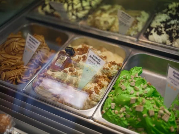 Vitrine de gelato com pistache verde e variedades