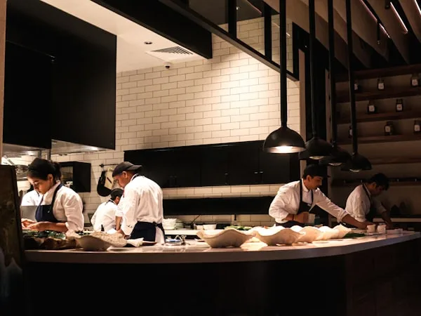 Cozinha aberta com brigada de chefs em restaurante gourmet